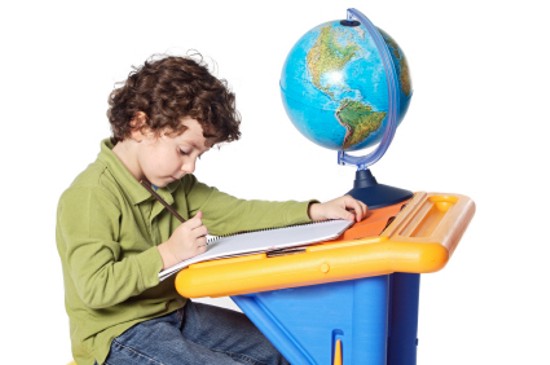 child studying dKpdi 2263