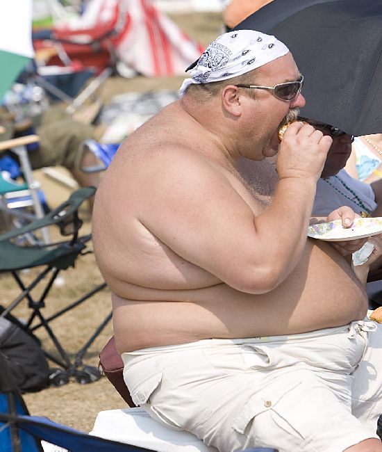 fat shirtless guy eating cheeseburger 2 kiq3d 1734